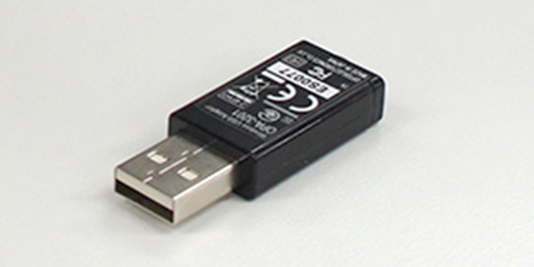専用USBドングル(Bluetooth HID対応)